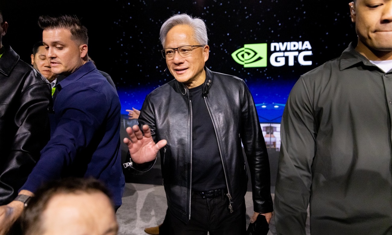 英伟达开始把 AI 生意做成资金绑定 封面