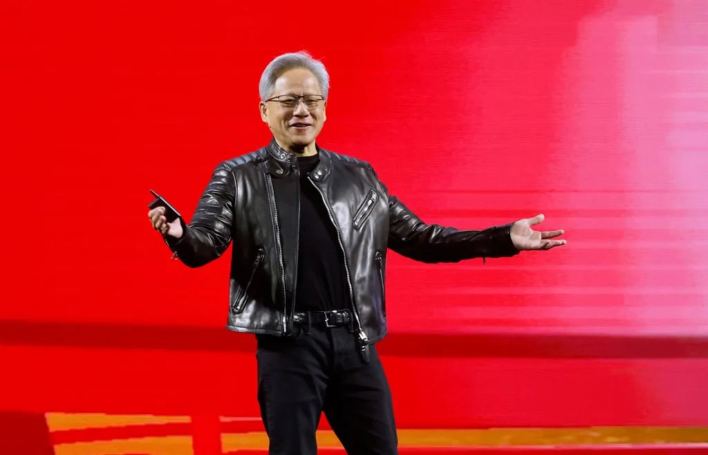 黄仁勋称 AI 将创造大量就业并助力美国再工业化 封面