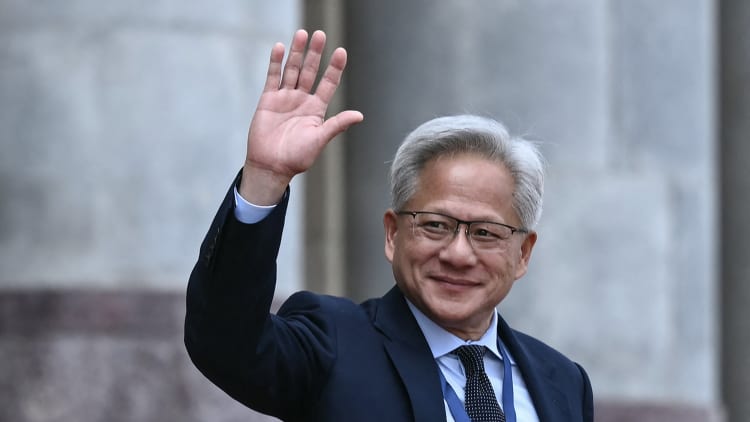 黄仁勋：英伟达已基本放弃中国AI芯片市场 封面