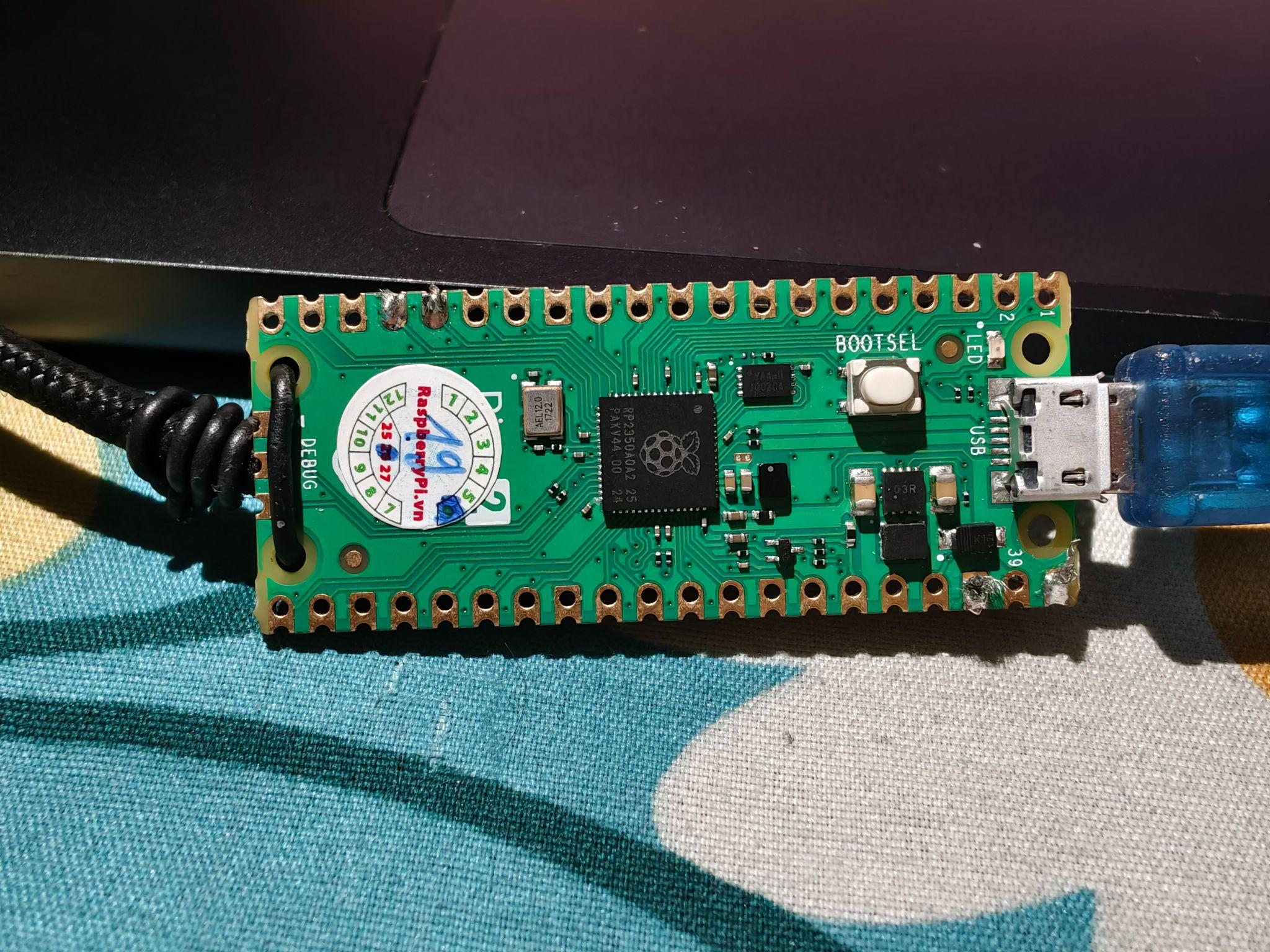 Raspberry Pi Pico 2硬件搭建：四根线分别连接VBUS、GND、D-和D+