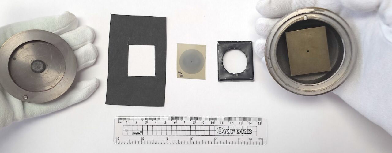 Photo 49（左）与 Photo 51（右）：同一份 DNA 样品，同一台相机