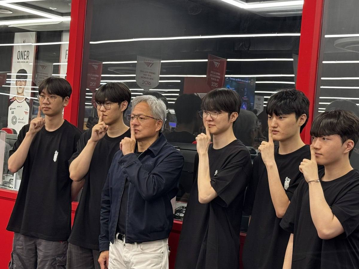 黄仁勋抵韩：先见 Faker 后与财阀烤肉聊 AI 合作 封面
