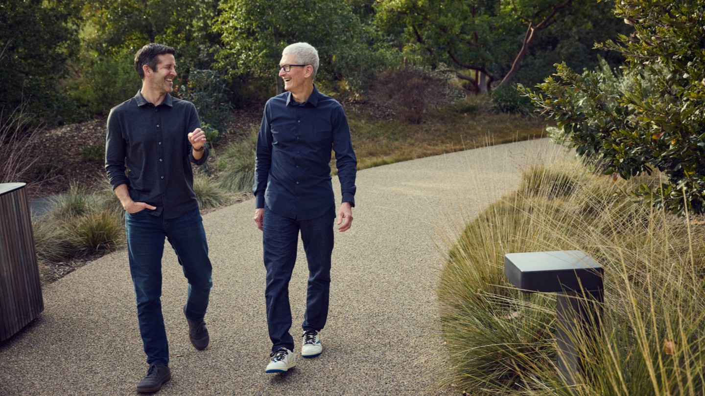 Tim Cook 和 John Ternus 在 Apple Park