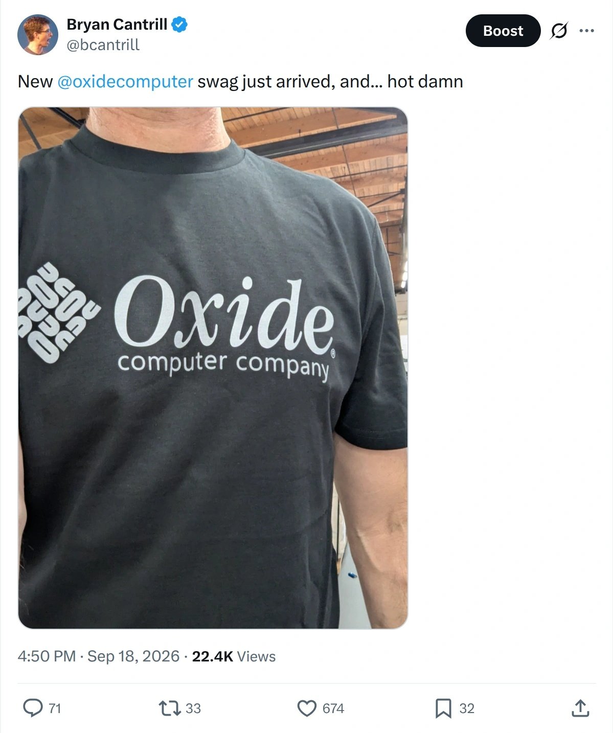 Oxide 的 Sun 致敬 T 恤:菱形四分图案旋转构成 Oxide 字样