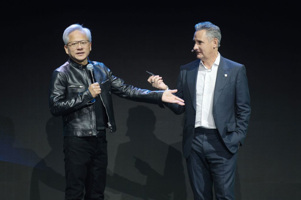 黄仁勋与 Marvell CEO Matt Murphy 在 Computex 演讲现场