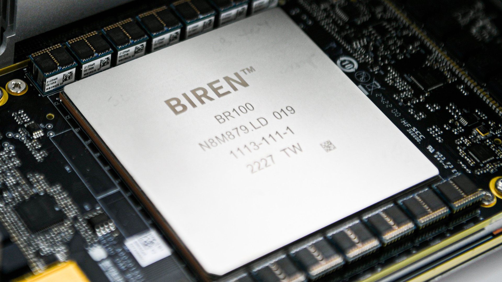 壁仞 BR100 芯片实拍