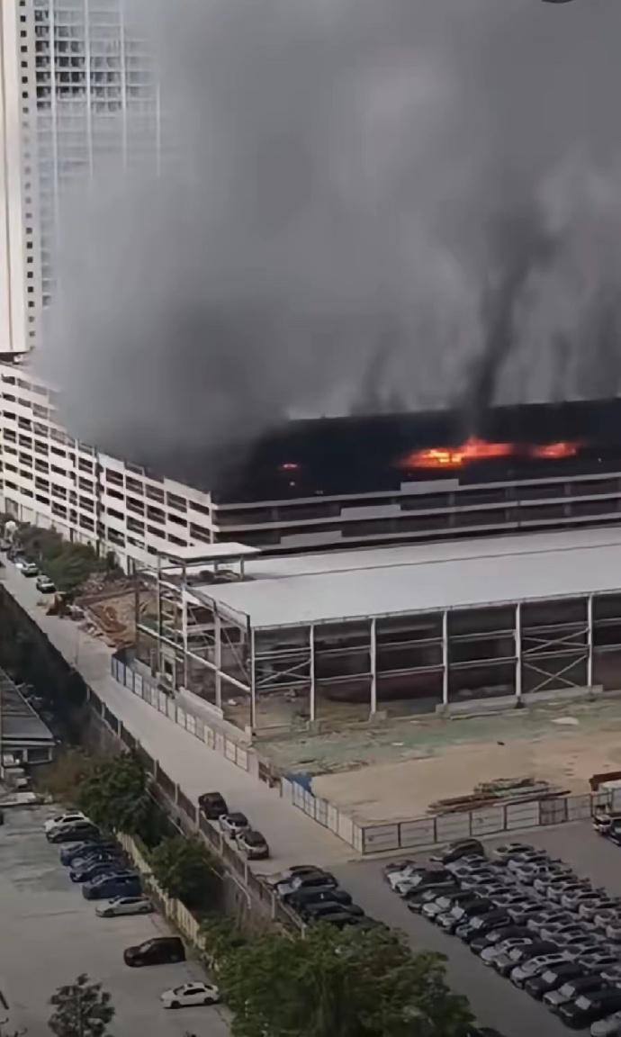 深圳比亚迪坪山园区立体车库起火,官方称无人员伤亡