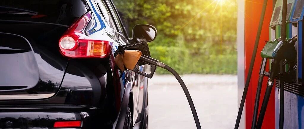 国内成品油价格迎来年内首降，汽柴油每吨下调逾 500 元