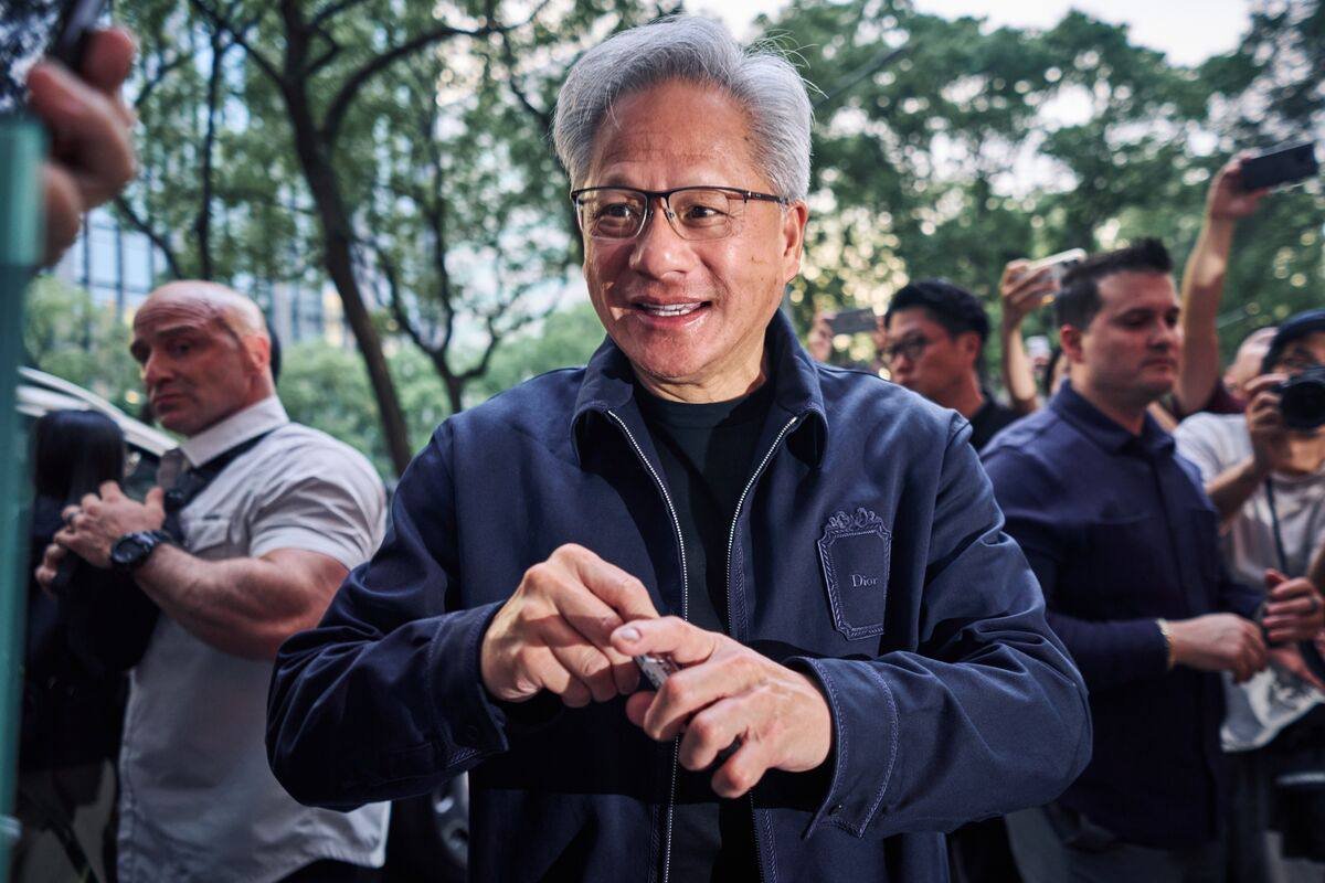 黄仁勋在 Computex 现场为粉丝签名